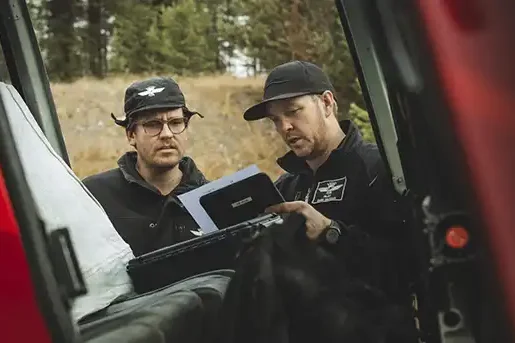 Helikopterpiloter läser utanför helikopter