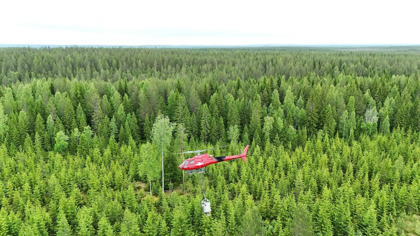 godsling1 Skogsgödsling med helikopter