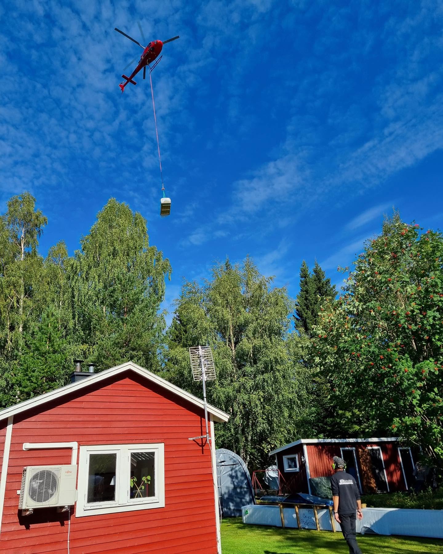 Helikopterlyft till stuga