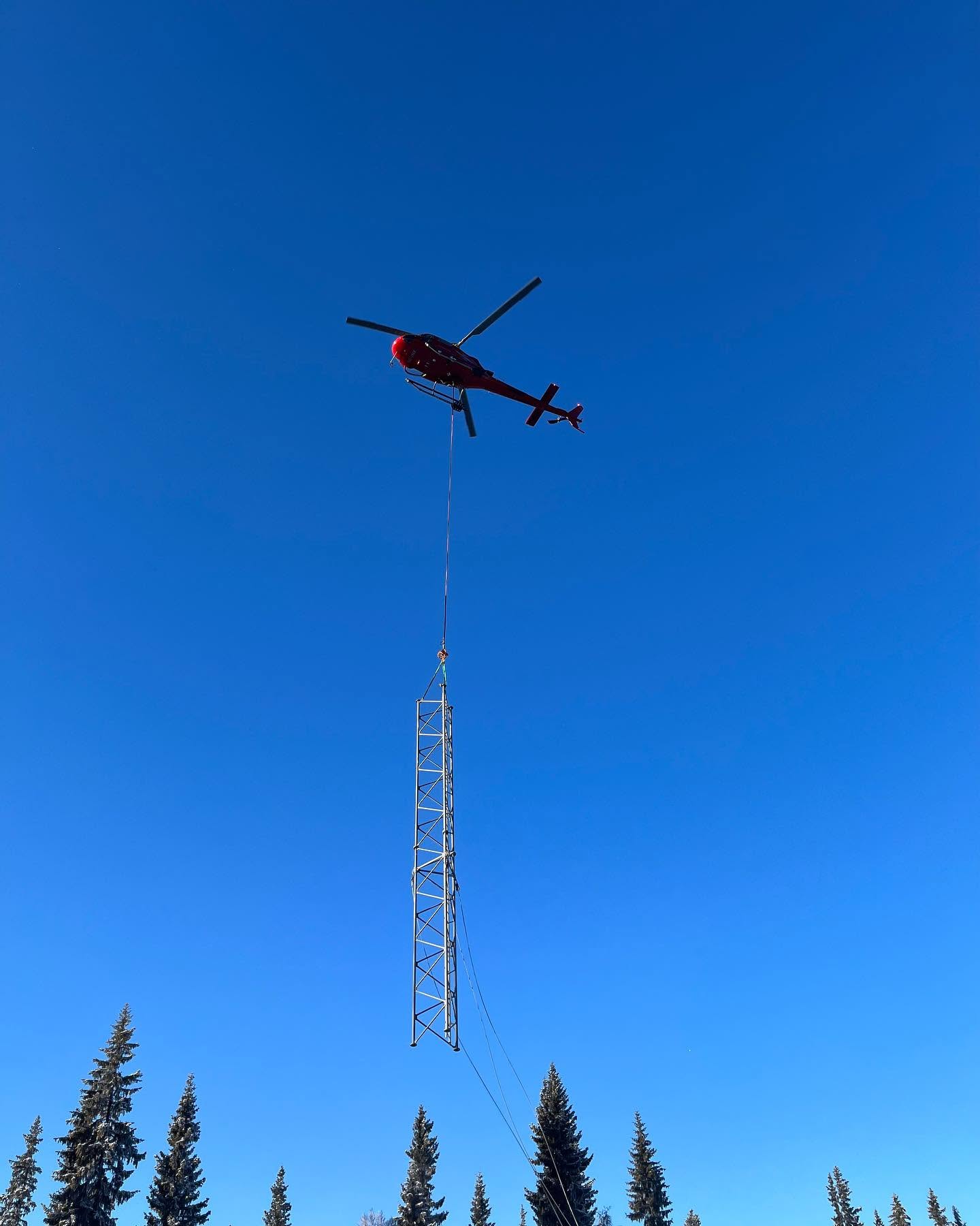 Helikopter lyfter mast