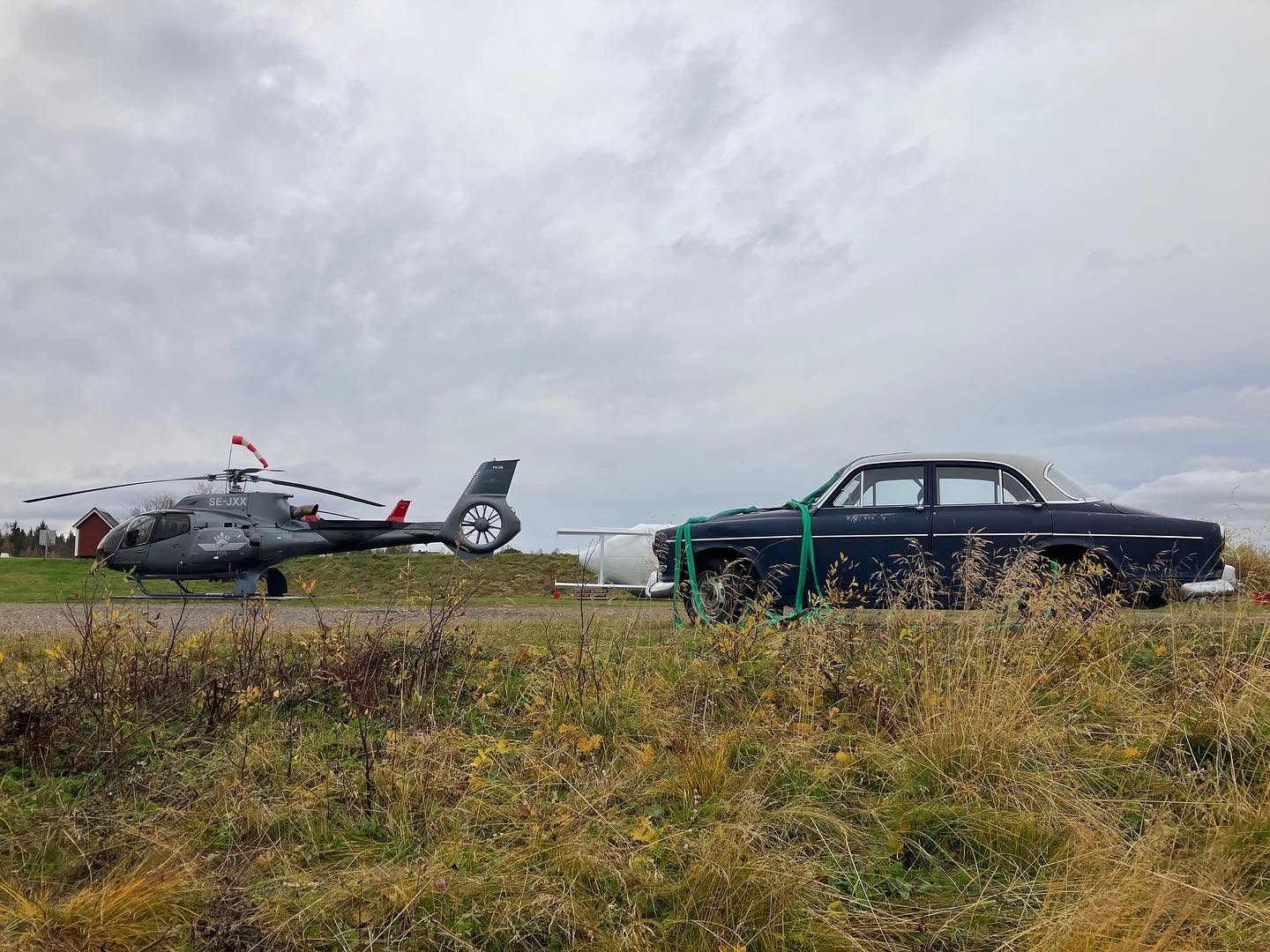 Helikopter redo att lyfta bil
