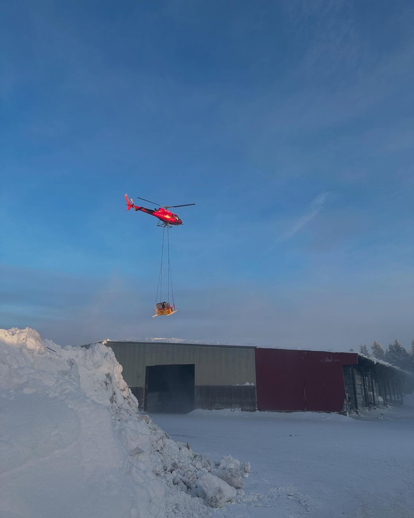 Helikopterlyft i snön