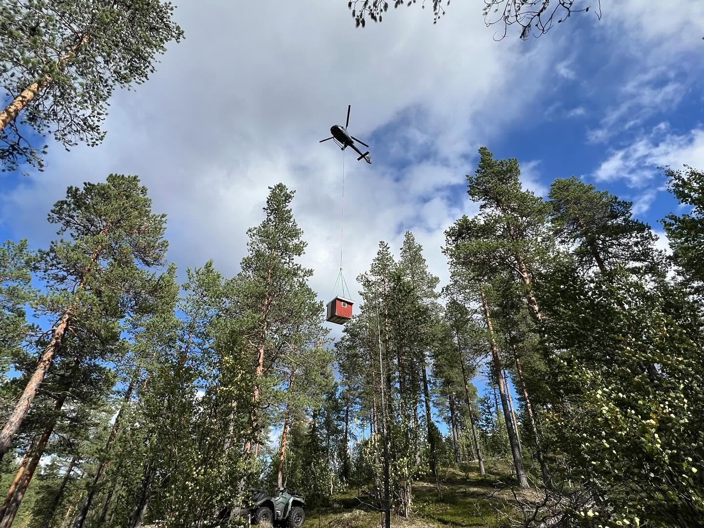 Helikopter lyfter stuga