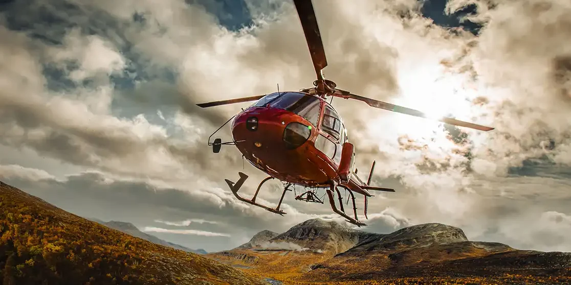 Helikopter i fjällandskap