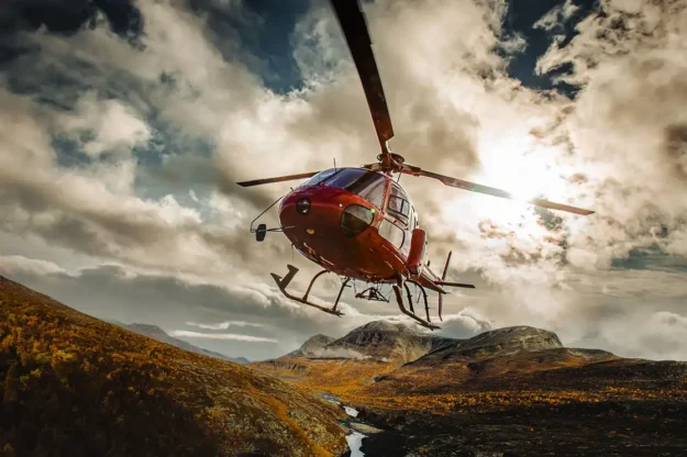 Helikopter i fjällandskap