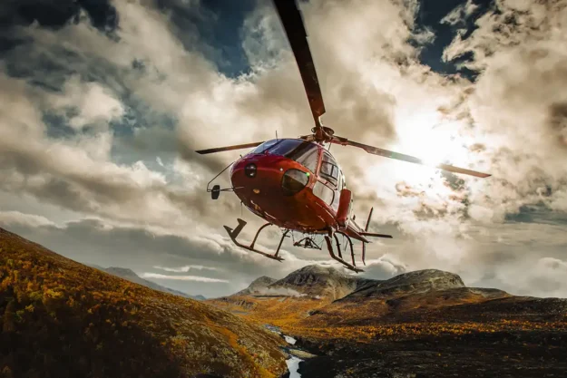 Helikopter i fjällandskap